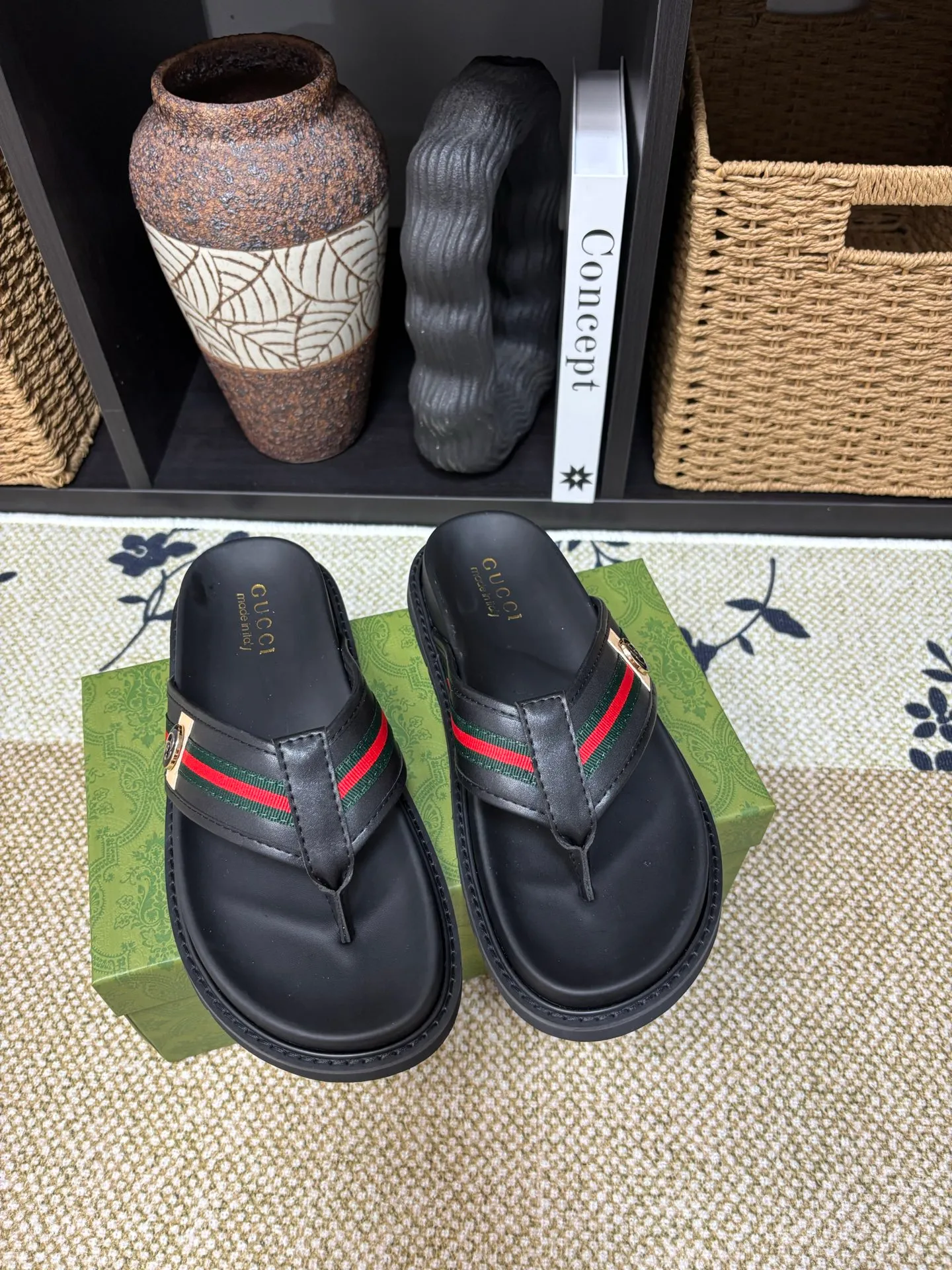 Factory 💰 300 yuan Gucci slippers] high-end men's shoes brand official website 1:1 latest masterpiece: original mold customization, the fabric is made of imported original materials, upgraded outsole, lighter and non-slip. The market's top quality, simple yet tasteful, a must-have for fashionistas, fashionable at your feet, full of confidence, the same style at the counter 👍The season of summer slippers is here. Code: 38-45 (45 customized)